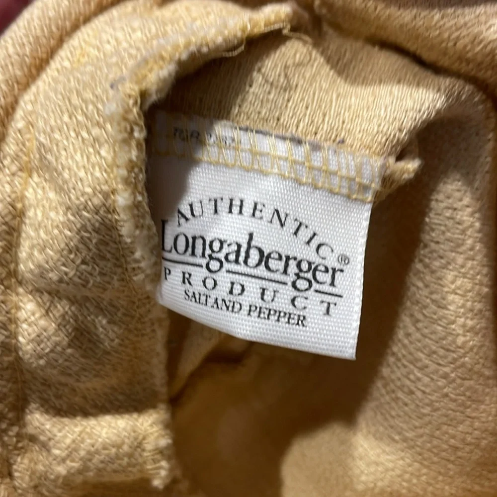 2003 Longaberger salt and pepper shakers with coverlet and handmade basket - Picture 13 of 13